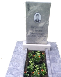 Памятник из мрамора полевского